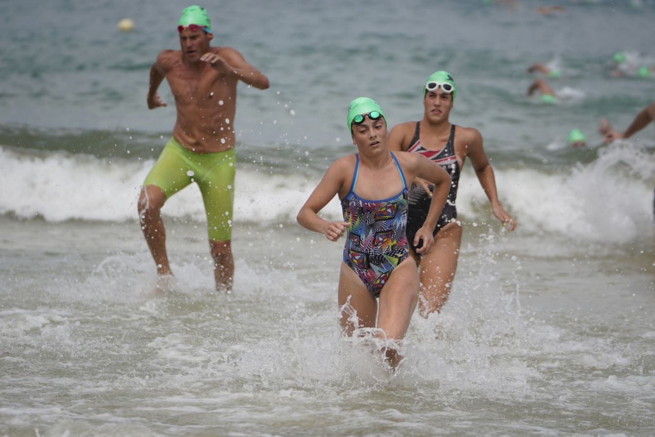 Fotos: Los adultos terminan la travesía a nado
