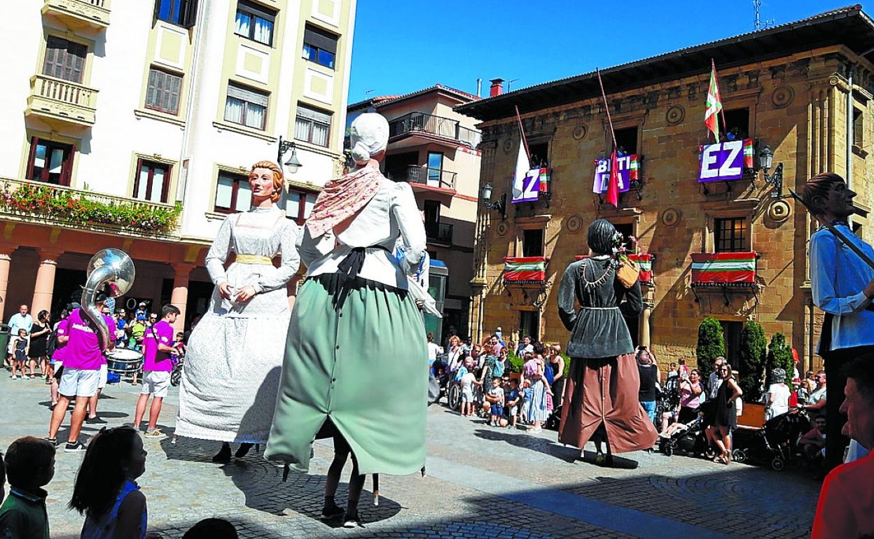 Los gigantes. Bailando con soltura ayer en el inicio festivo en la Plaza del Ayuntamiento.