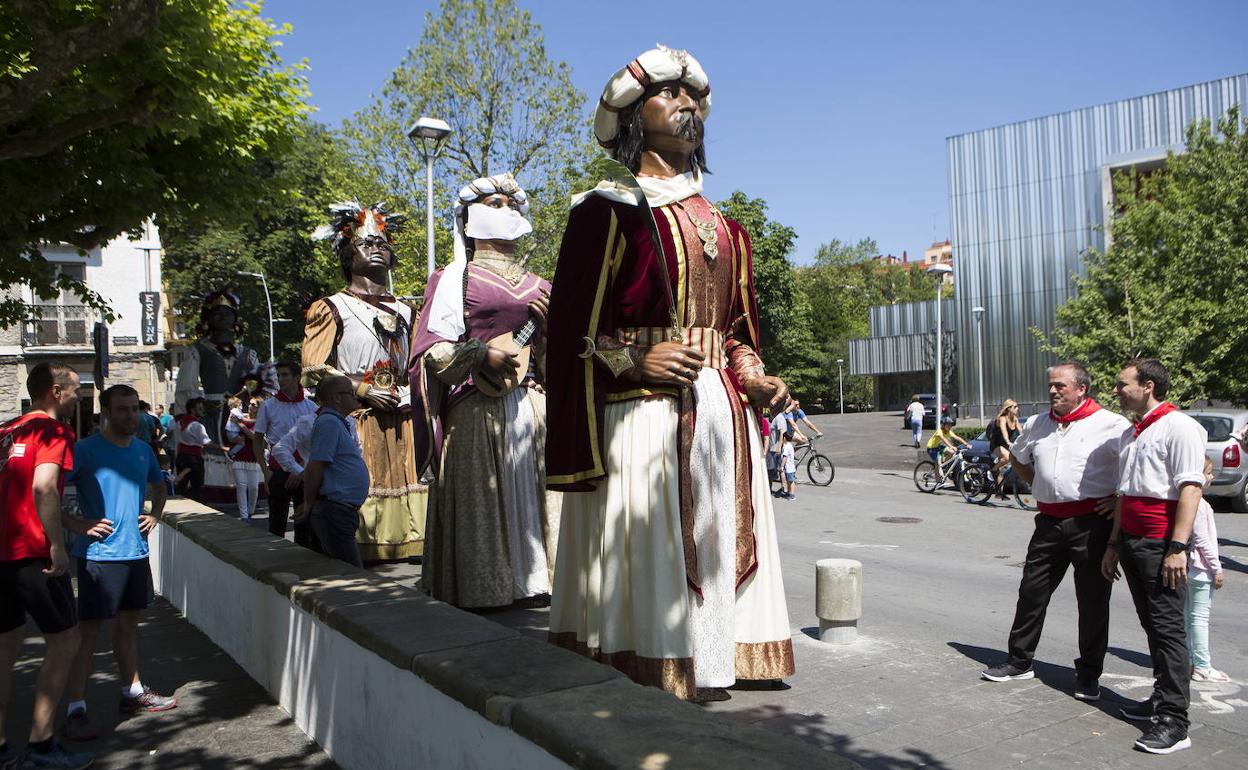 Algunos de los gigantes restaurados de Irungo Atsegiña.