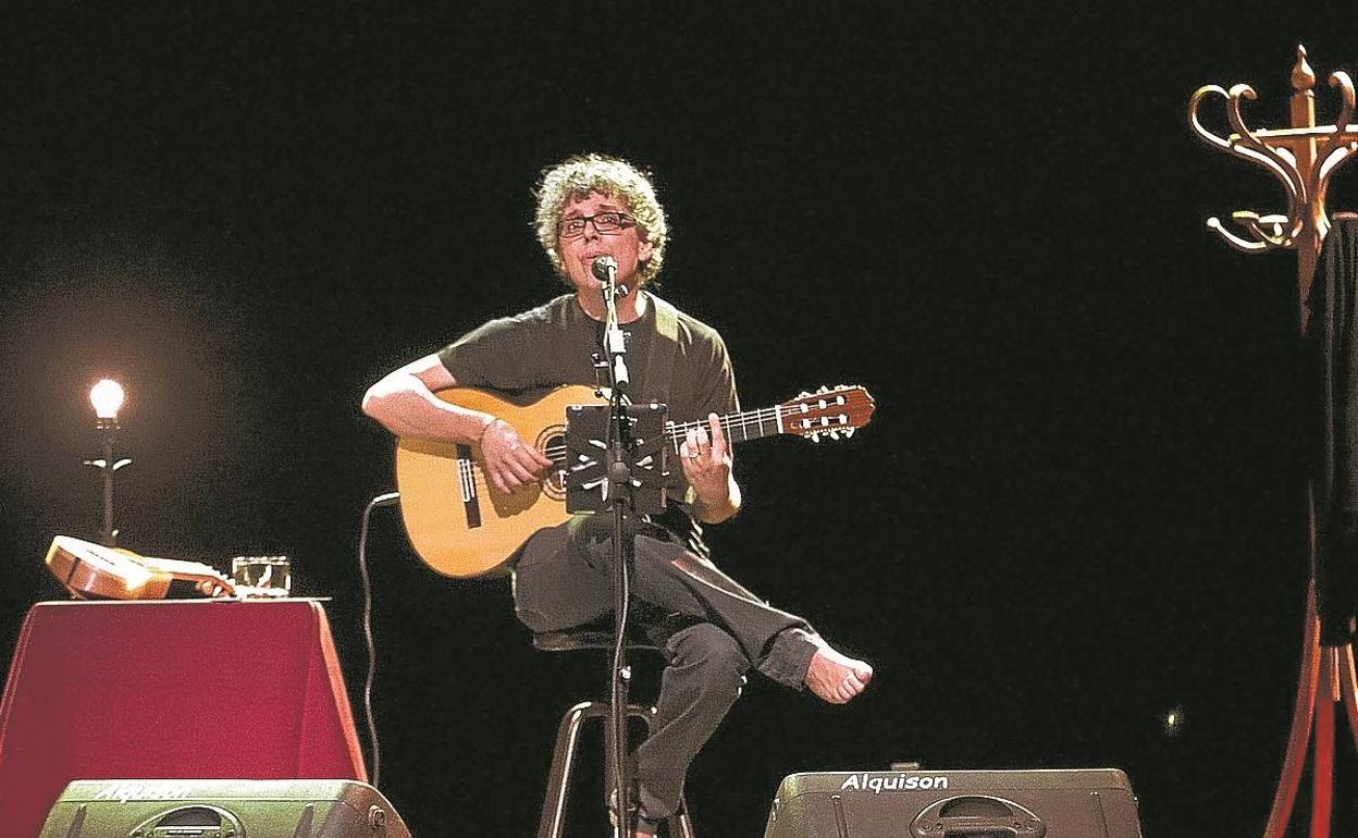 El cantautor canario Pedro Guerra, que esl sábado estará en Irun, durante un concierto. 