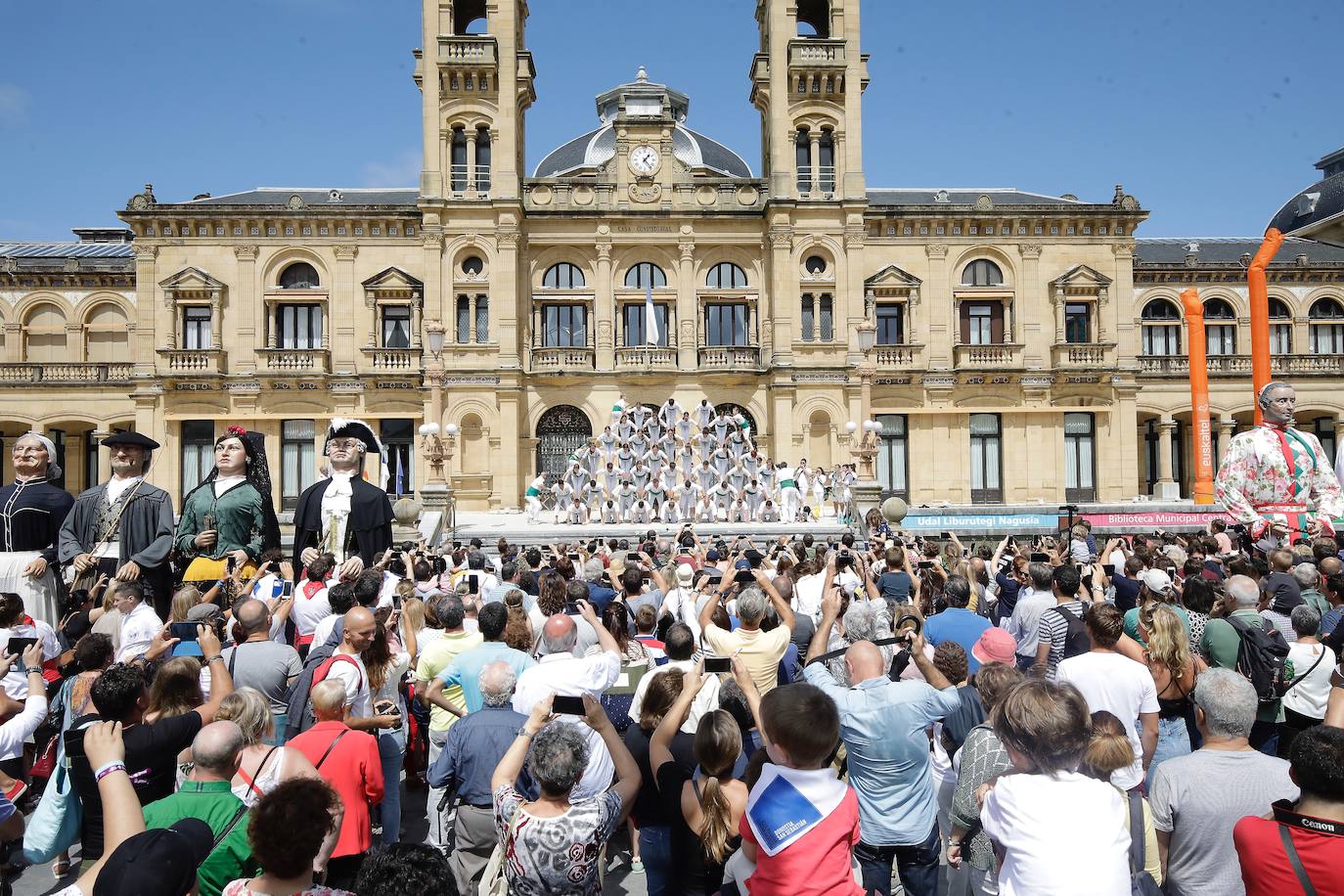 Fotos: Los gigantes de Irun se «hermanan» con los de Donostia