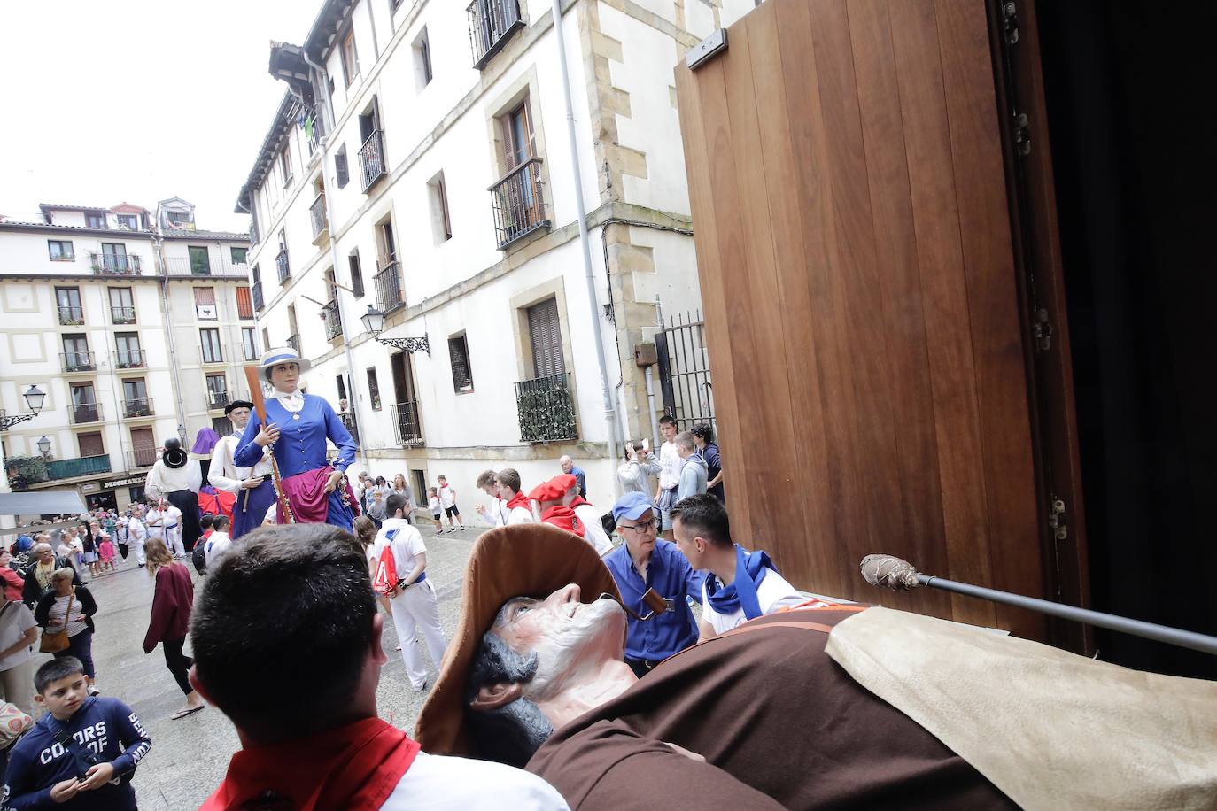 Fotos: Los gigantes de Irun se «hermanan» con los de Donostia