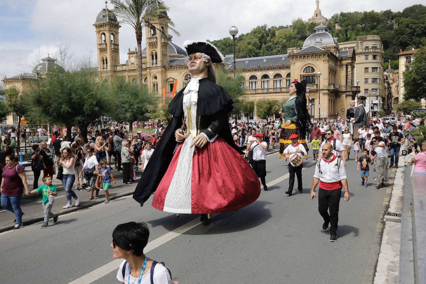 Fotos: Los gigantes de Irun se «hermanan» con los de Donostia