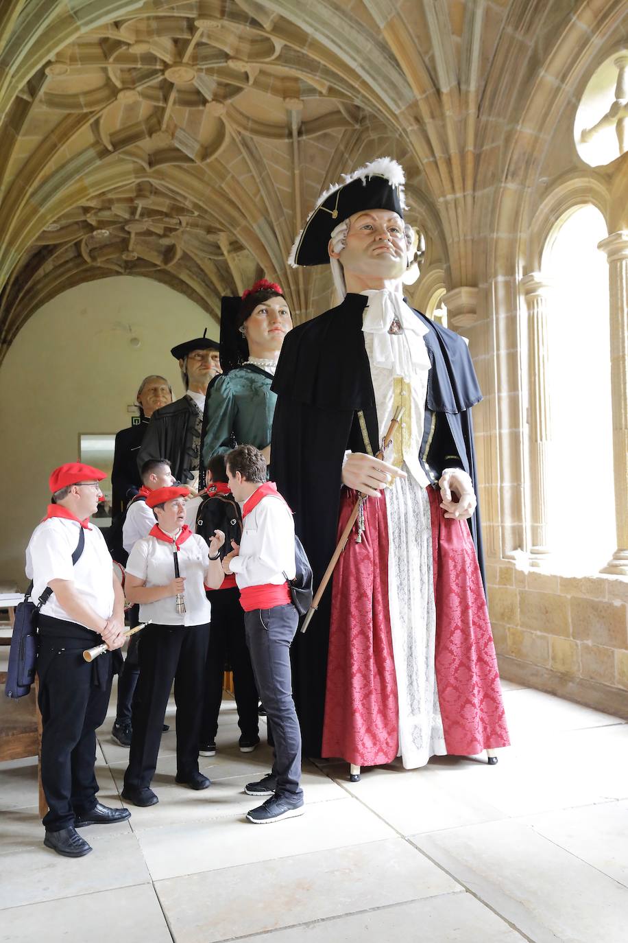 Fotos: Los gigantes de Irun se «hermanan» con los de Donostia