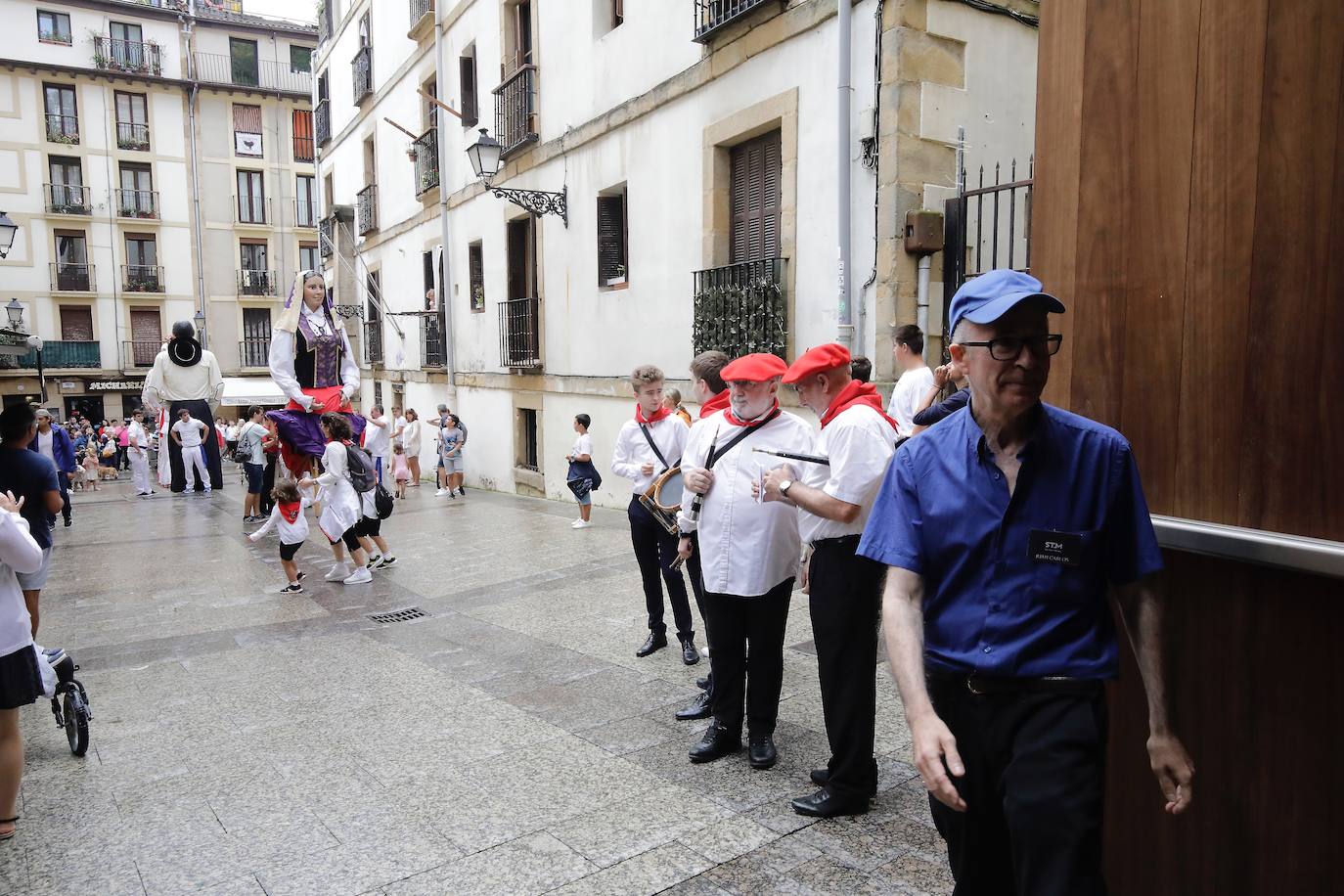 Fotos: Los gigantes de Irun se «hermanan» con los de Donostia