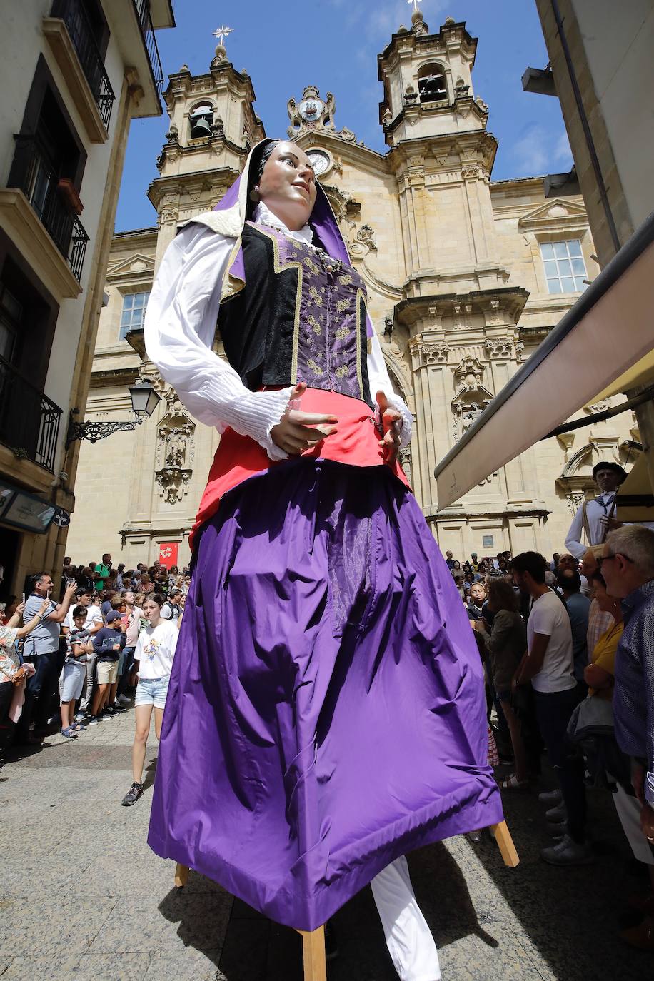 Fotos: Los gigantes de Irun se «hermanan» con los de Donostia