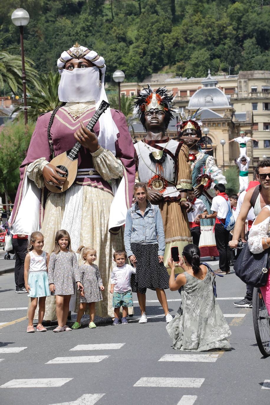 Fotos: Los gigantes de Irun se «hermanan» con los de Donostia