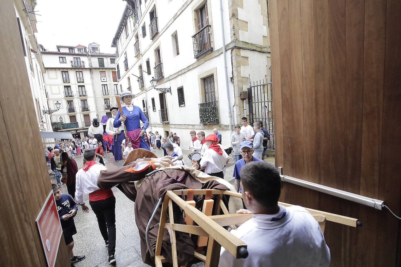 Fotos: Los gigantes de Irun se «hermanan» con los de Donostia