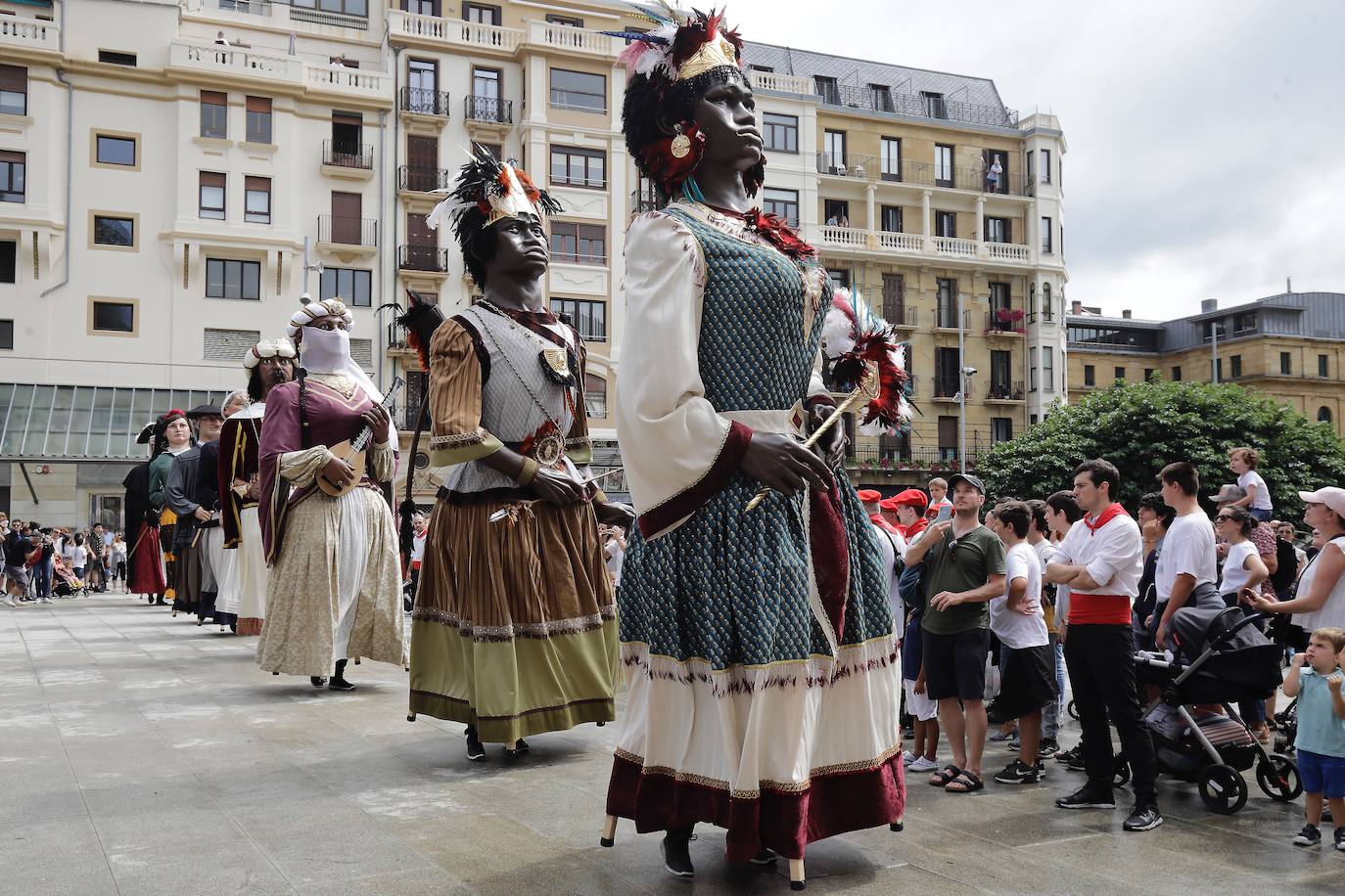Fotos: Los gigantes de Irun se «hermanan» con los de Donostia