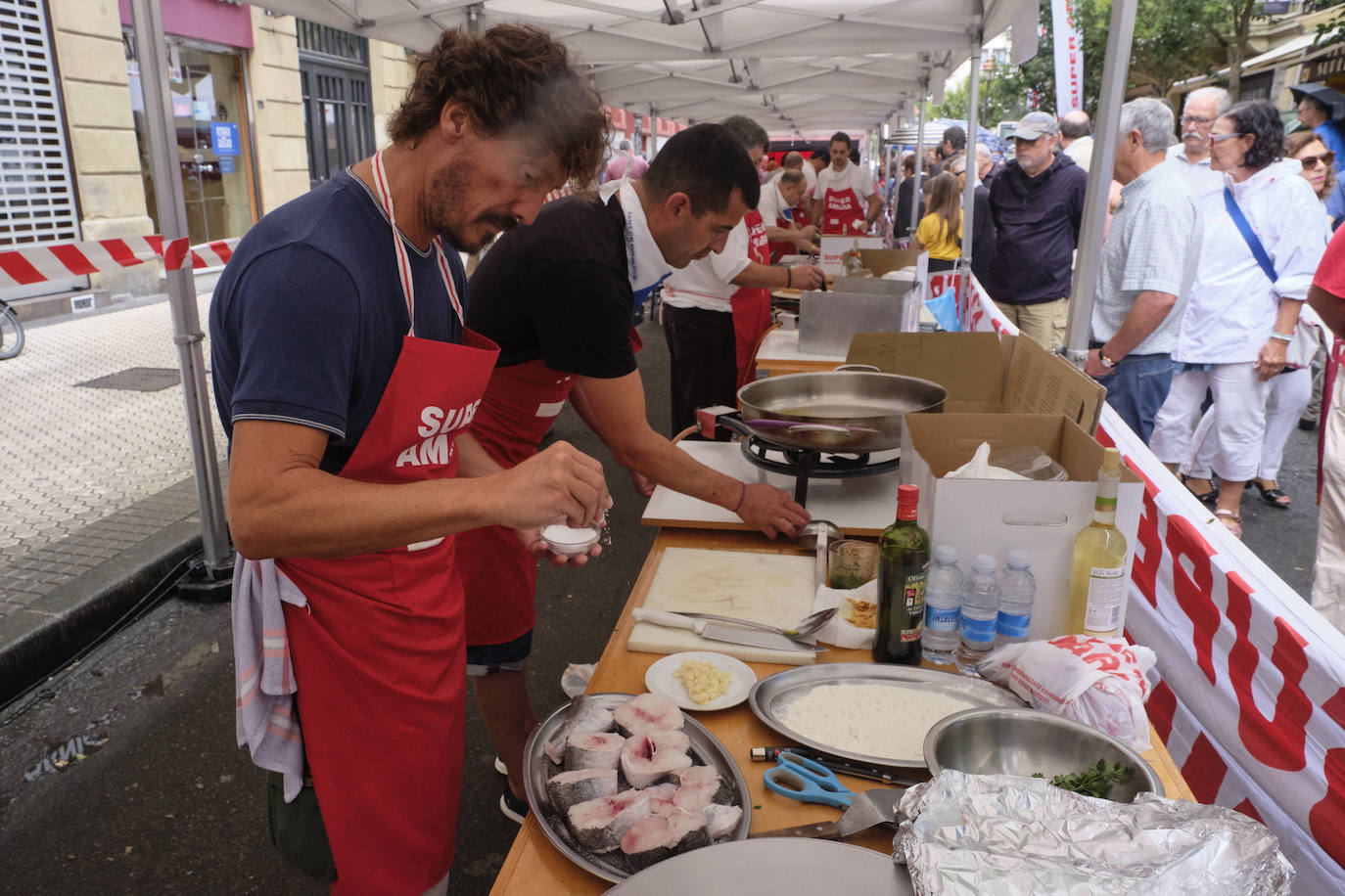 Fotos: Concurrido concurso de merluza en la calle Matia