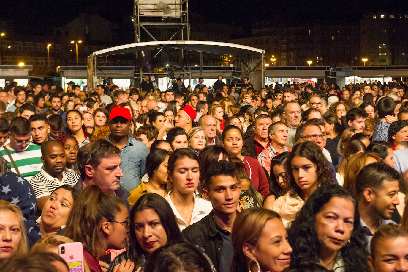 Fotos: Alex Ubago arrasa en Sagües