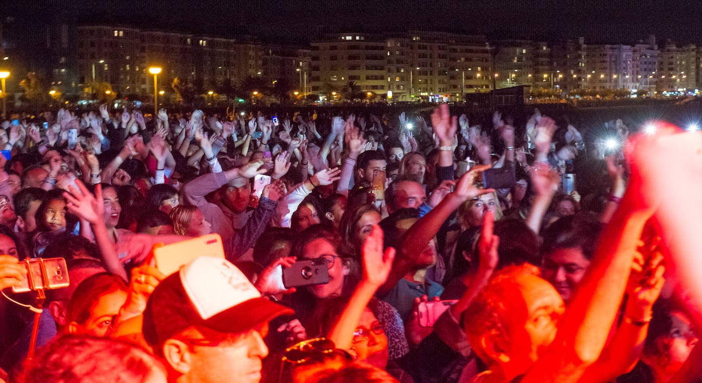 Fotos: Alex Ubago arrasa en Sagües