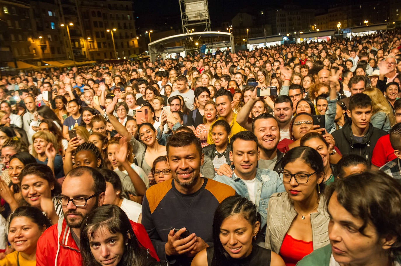 Fotos: Alex Ubago arrasa en Sagües