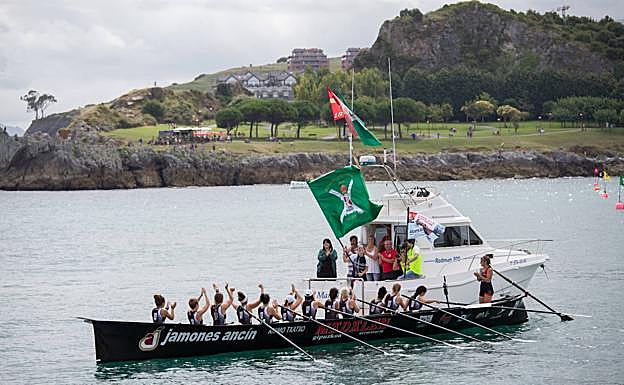 Zuriñe Alberdi ondea la bandera castreña ante la Madalen. 