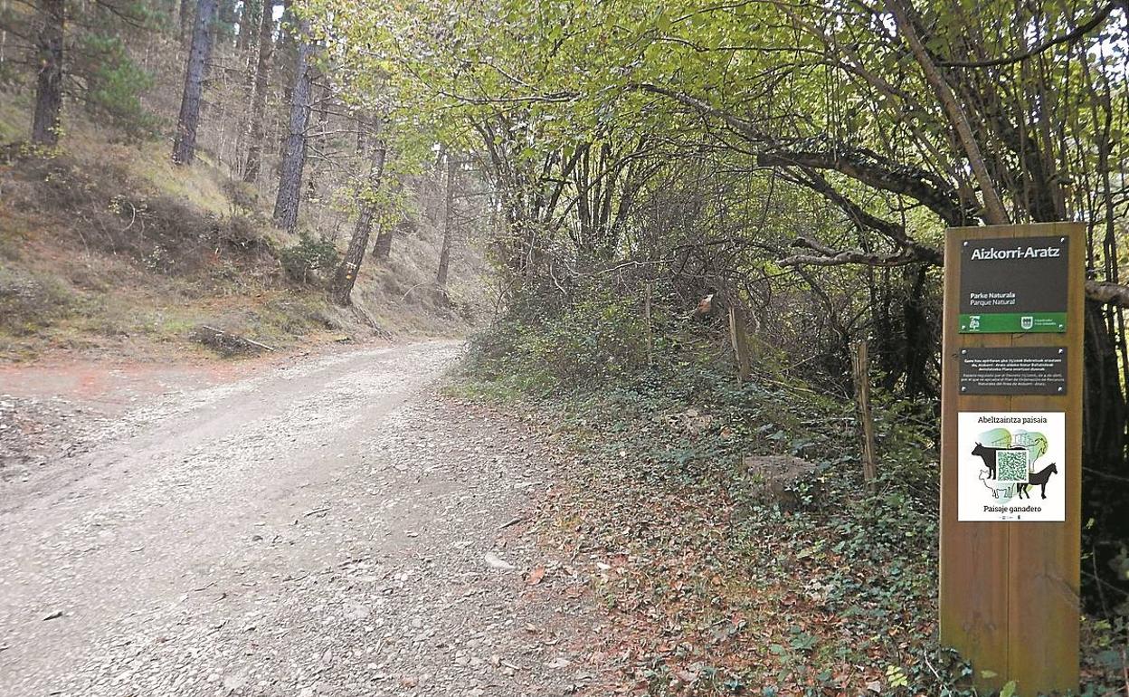 El poste indicador señala la entrada a un 'paisaje ganadero' que toca respetar. 