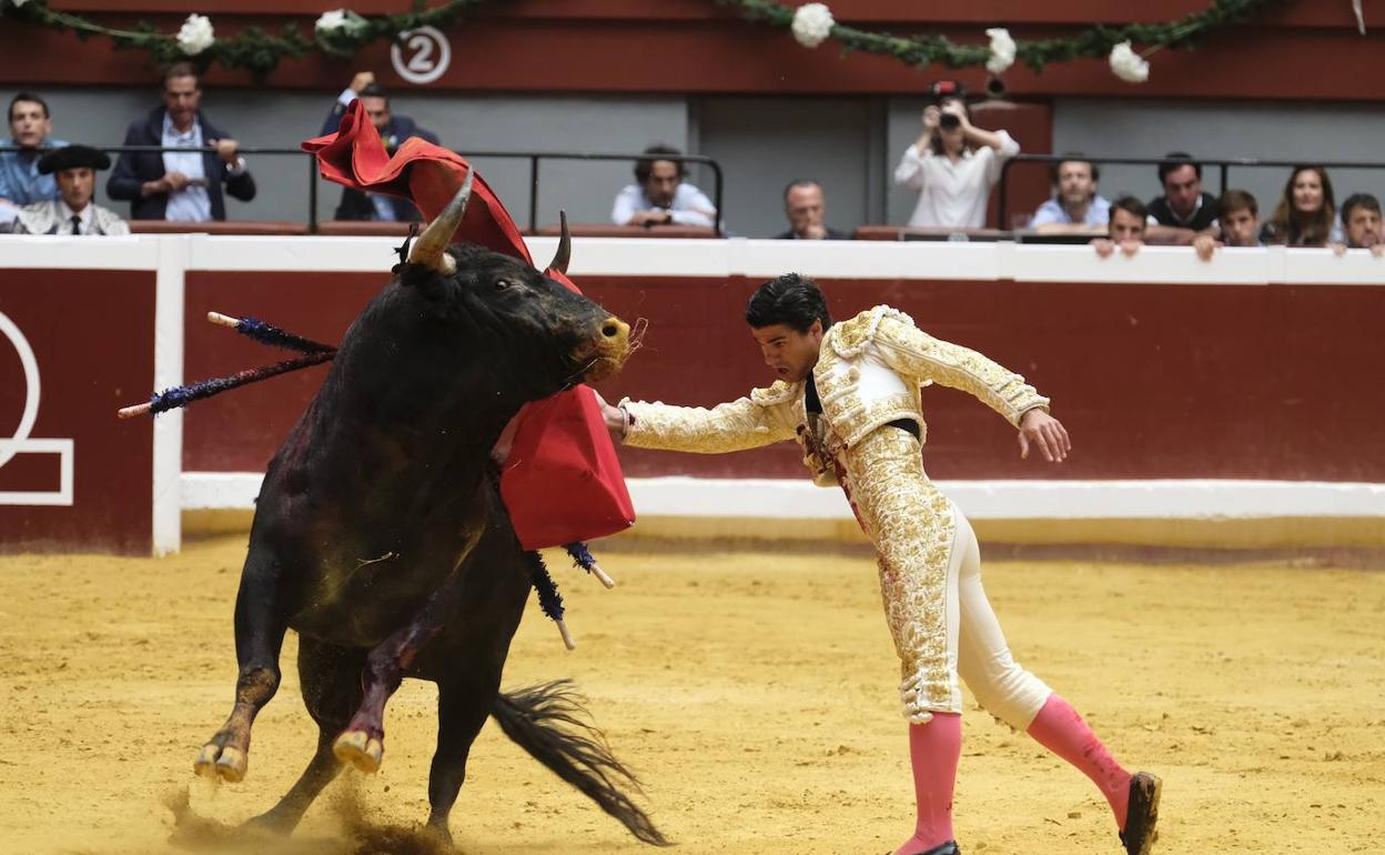 Exigía el tercero de la tarde una muleta más que poderosa. Hubo momentos en que Aguado se la ofreció. No siempre