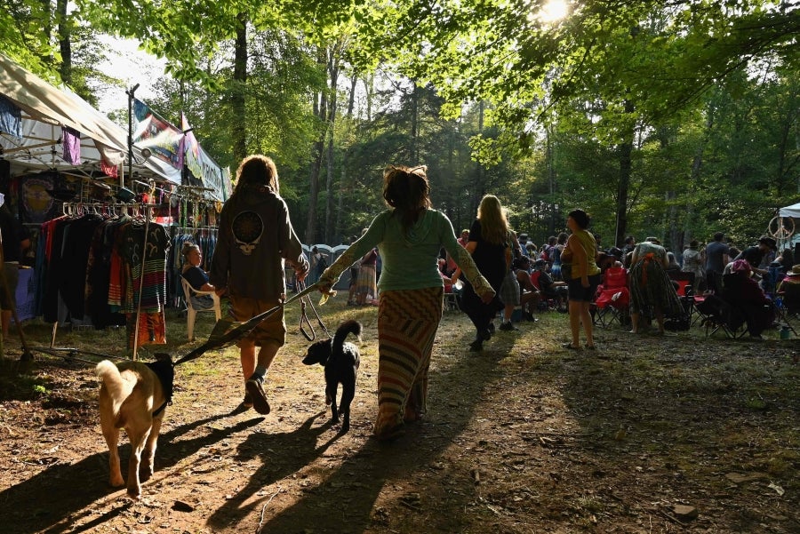 Woodstock se ha convertido en un festival de referencia para los amantes de la naturaleza, la música y la historia. Situada al norte de Nueva York, la ciudad que da su nombre al Festival fue el refugio de grandes músicos como Bob Dylan o Jimmy Hendrix. Actualmente, recibe la visita de cientos de personas que desean pasar un fin de semana rodeados de buenas vibraciones, música, paz y amor. 