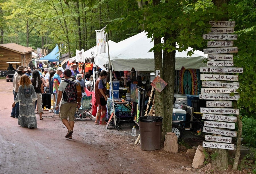 Woodstock se ha convertido en un festival de referencia para los amantes de la naturaleza, la música y la historia. Situada al norte de Nueva York, la ciudad que da su nombre al Festival fue el refugio de grandes músicos como Bob Dylan o Jimmy Hendrix. Actualmente, recibe la visita de cientos de personas que desean pasar un fin de semana rodeados de buenas vibraciones, música, paz y amor. 