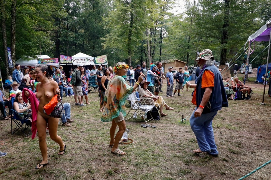 Woodstock se ha convertido en un festival de referencia para los amantes de la naturaleza, la música y la historia. Situada al norte de Nueva York, la ciudad que da su nombre al Festival fue el refugio de grandes músicos como Bob Dylan o Jimmy Hendrix. Actualmente, recibe la visita de cientos de personas que desean pasar un fin de semana rodeados de buenas vibraciones, música, paz y amor. 