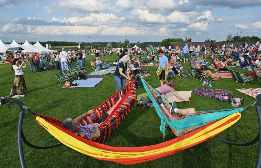 Woodstock se ha convertido en un festival de referencia para los amantes de la naturaleza, la música y la historia. Situada al norte de Nueva York, la ciudad que da su nombre al Festival fue el refugio de grandes músicos como Bob Dylan o Jimmy Hendrix. Actualmente, recibe la visita de cientos de personas que desean pasar un fin de semana rodeados de buenas vibraciones, música, paz y amor. 
