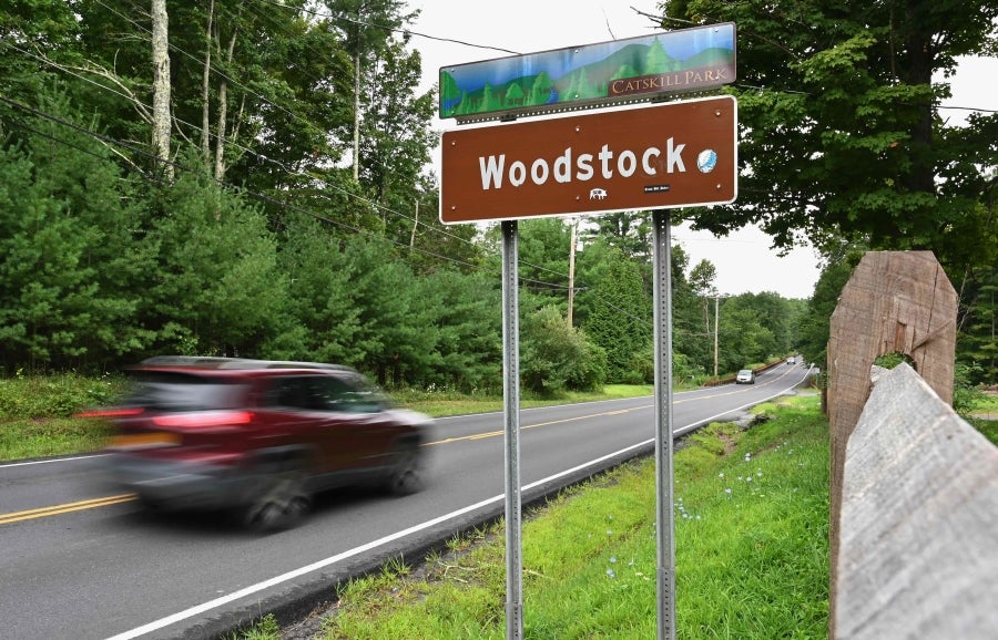 Woodstock se ha convertido en un festival de referencia para los amantes de la naturaleza, la música y la historia. Situada al norte de Nueva York, la ciudad que da su nombre al Festival fue el refugio de grandes músicos como Bob Dylan o Jimmy Hendrix. Actualmente, recibe la visita de cientos de personas que desean pasar un fin de semana rodeados de buenas vibraciones, música, paz y amor. 