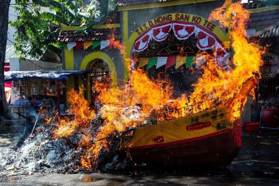 En Sudan, al norte de Sumatra, tiene lugar el Festival del fantasma hambriento. Así, se queman cientos de casas de papel y otros símbolos de riqueza encima de barcos o delante de templos locales. 