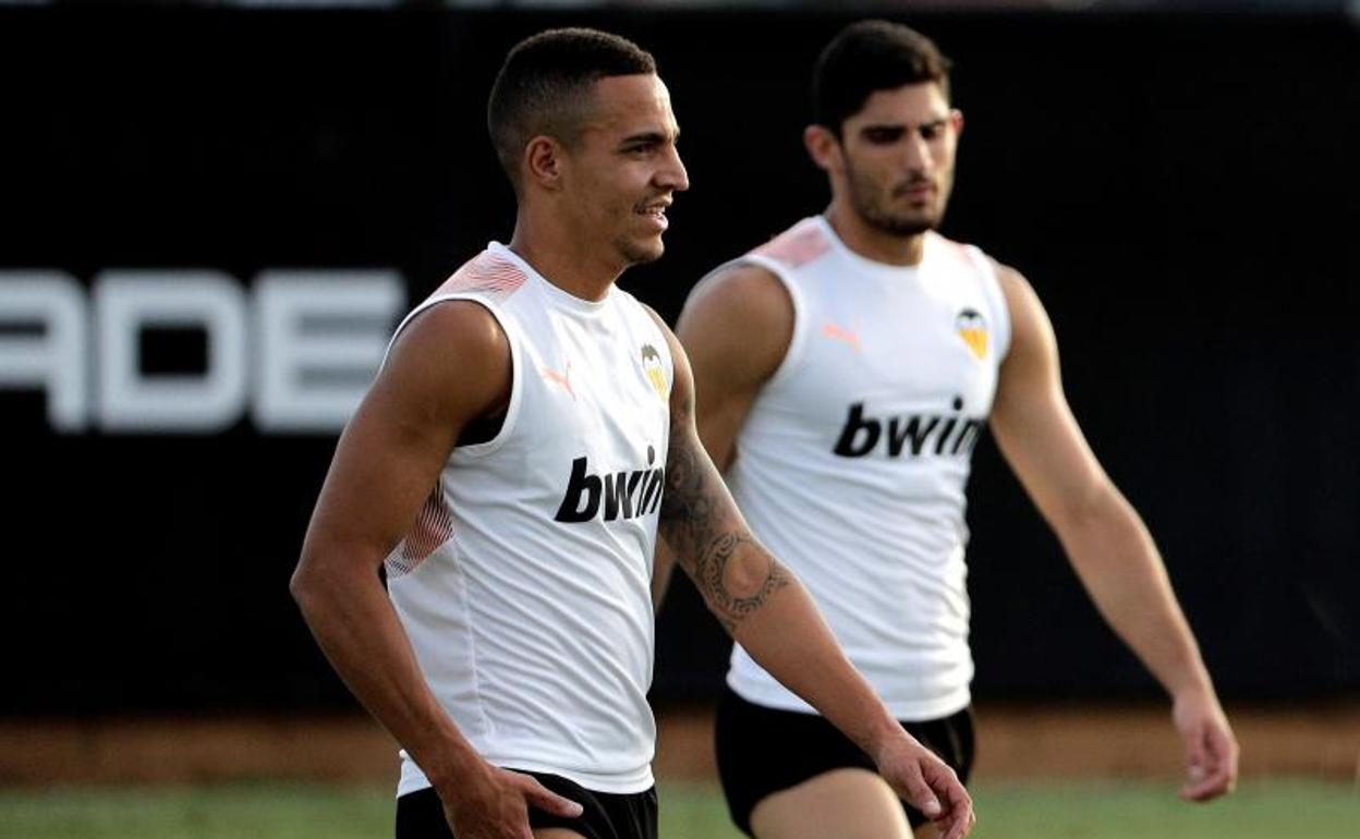 El delantero internacional del ValenciaCF, Rodrigo Moreno (izqda), junto a su compañero el portugués Gonçalo Guedes
