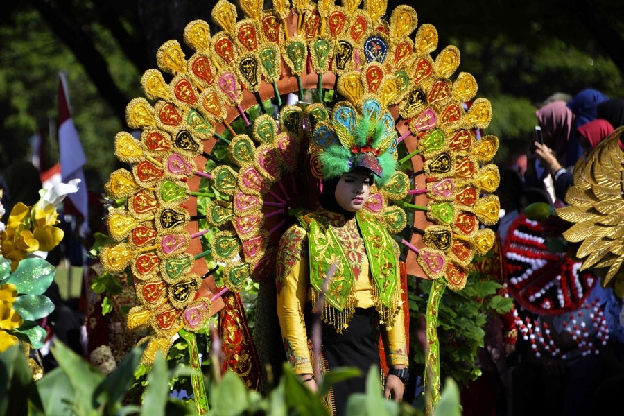 En Banda Aceh, Indonesia, celebran el 74 aniversario de la Independencia del país con un gran carnaval que reúne a vecinos y estudiantes entorno a creativas creaciones. 