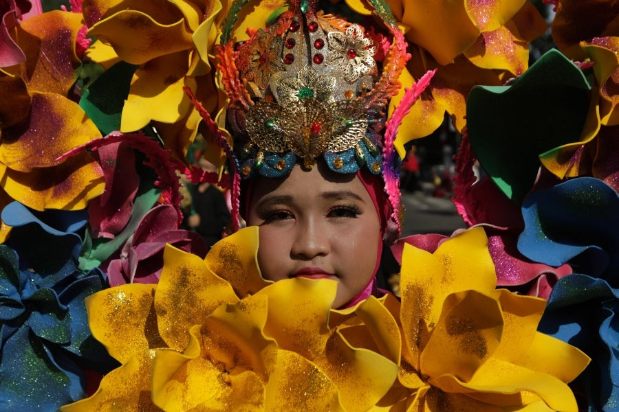 En Banda Aceh, Indonesia, celebran el 74 aniversario de la Independencia del país con un gran carnaval que reúne a vecinos y estudiantes entorno a creativas creaciones. 