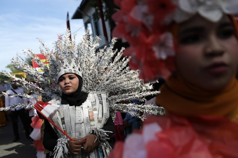 En Banda Aceh, Indonesia, celebran el 74 aniversario de la Independencia del país con un gran carnaval que reúne a vecinos y estudiantes entorno a creativas creaciones. 