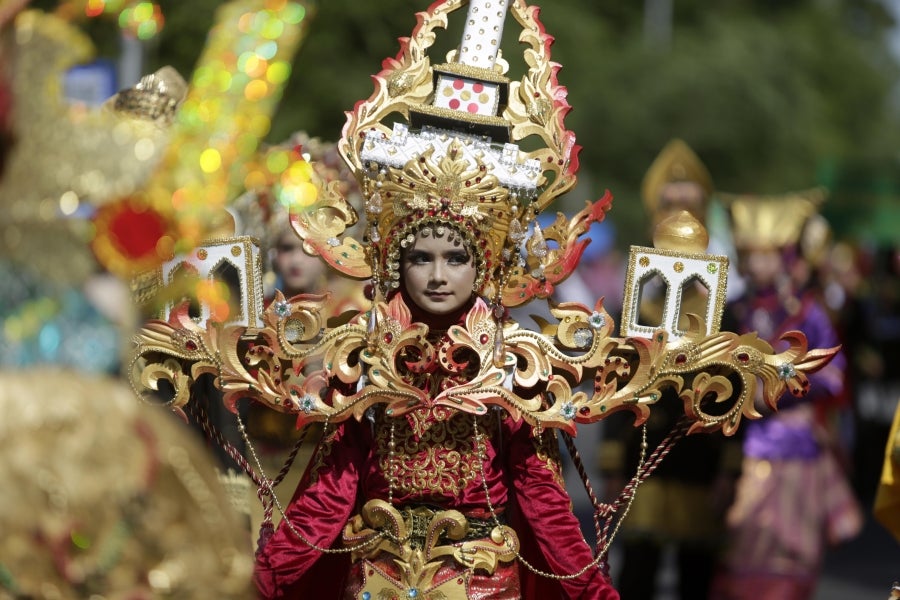 En Banda Aceh, Indonesia, celebran el 74 aniversario de la Independencia del país con un gran carnaval que reúne a vecinos y estudiantes entorno a creativas creaciones. 