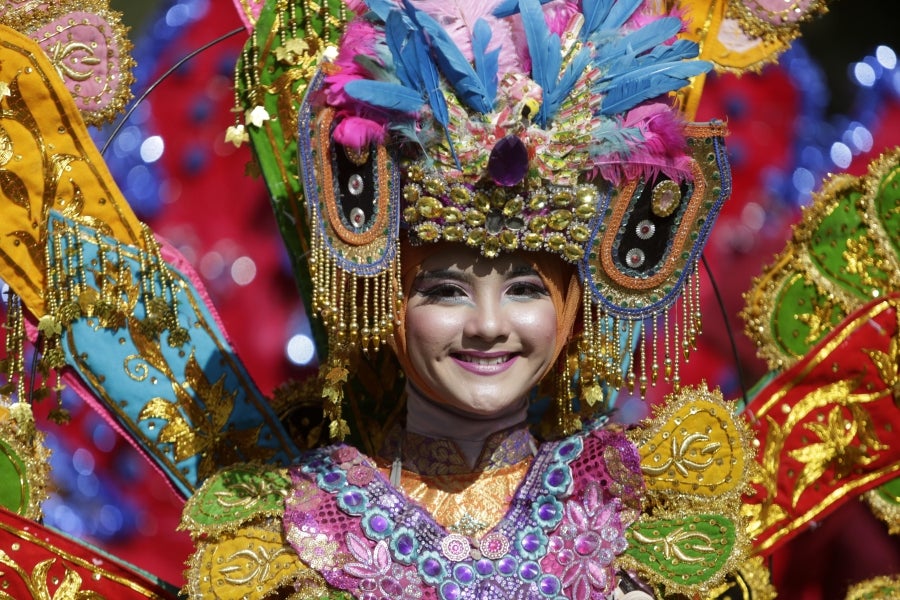 En Banda Aceh, Indonesia, celebran el 74 aniversario de la Independencia del país con un gran carnaval que reúne a vecinos y estudiantes entorno a creativas creaciones. 
