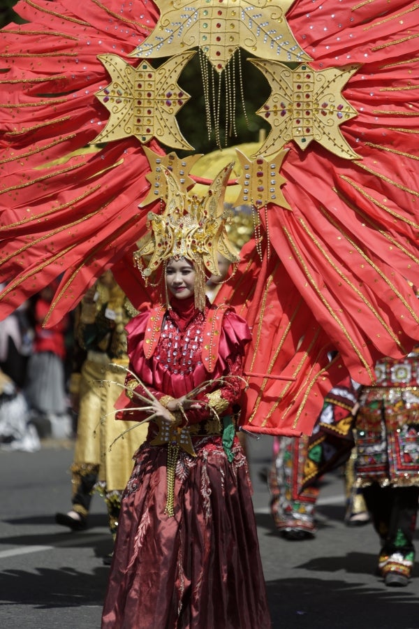 En Banda Aceh, Indonesia, celebran el 74 aniversario de la Independencia del país con un gran carnaval que reúne a vecinos y estudiantes entorno a creativas creaciones. 