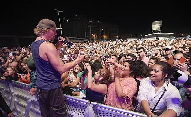 El cantante catalán, junto a los fans en Sagüés. 