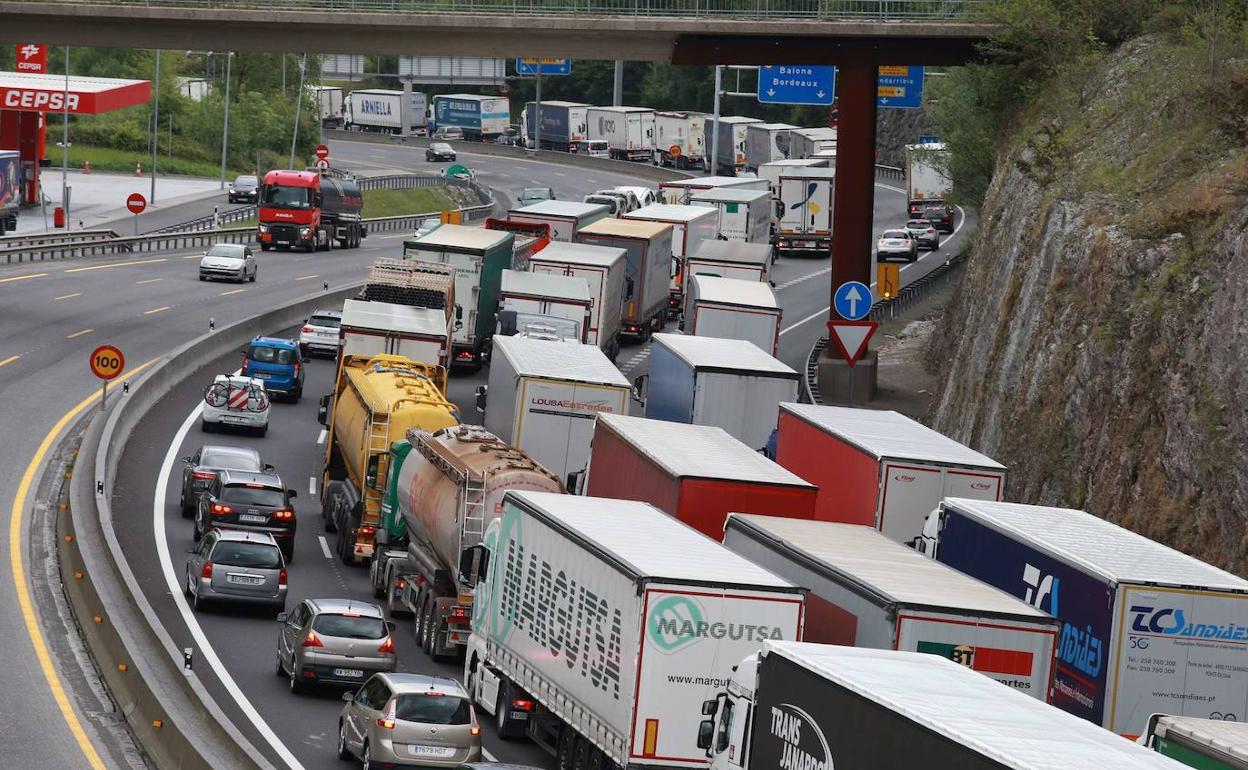 Imagen de archivo de las retenciones en la autopista A-8 en Biriatou, tras la reanudación de la actividad después de la Semana Santa 2019. 