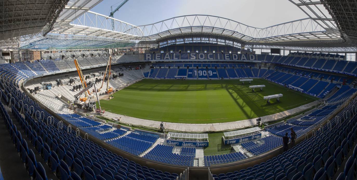 Fotos: Los nuevos asientos llegan al estadio de Anoeta