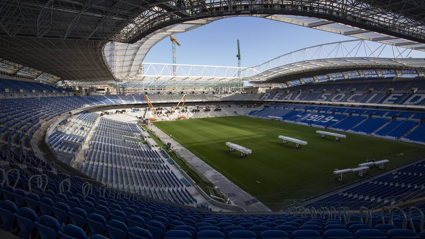 Fotos: Los nuevos asientos llegan al estadio de Anoeta