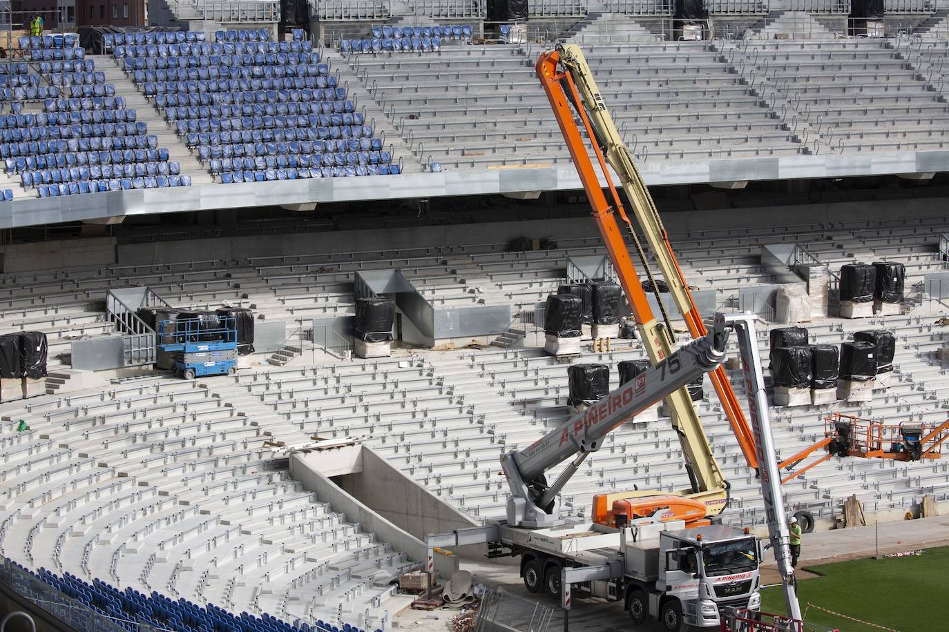 Fotos: Los nuevos asientos llegan al estadio de Anoeta