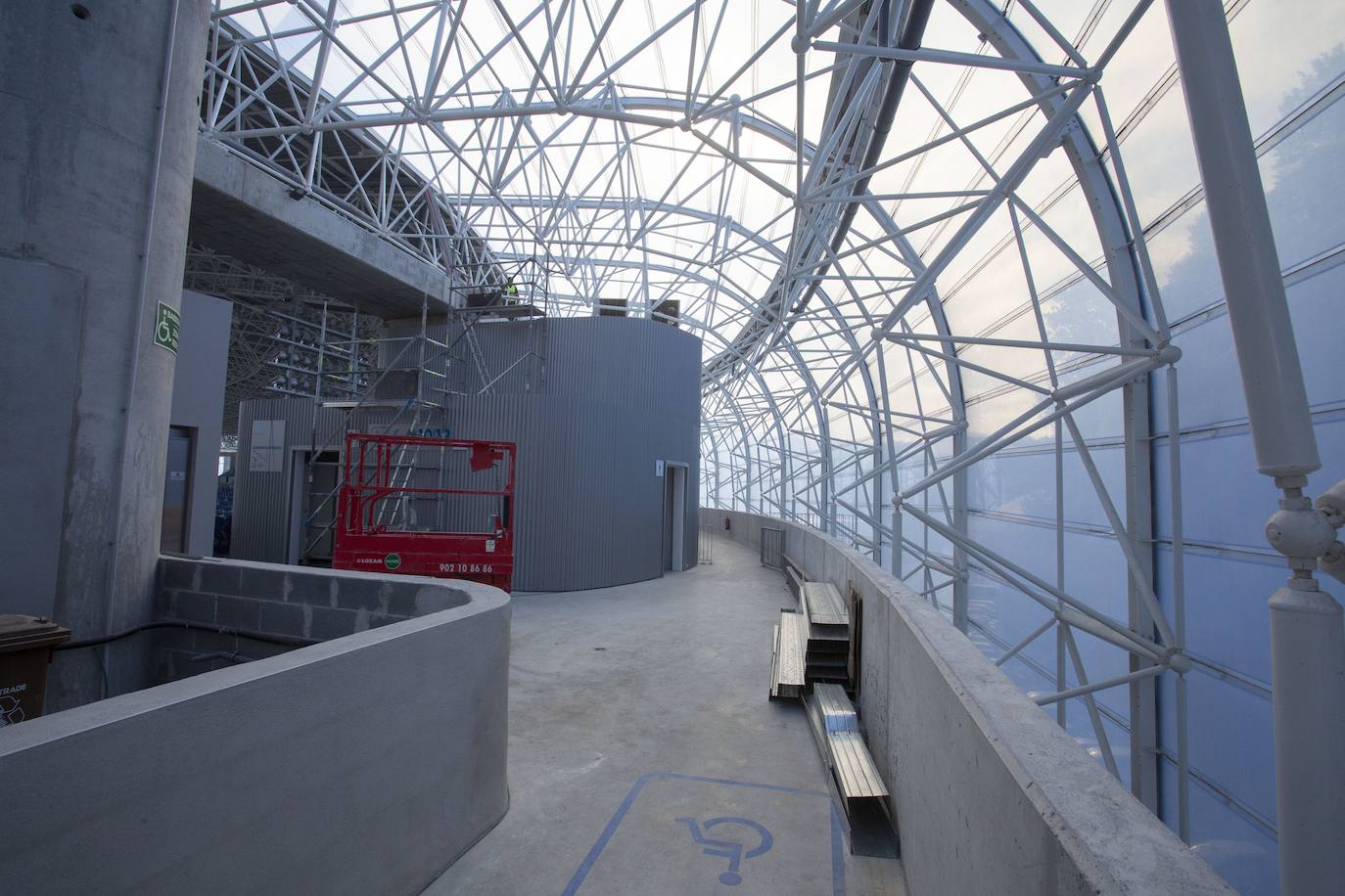 Fotos: Los nuevos asientos llegan al estadio de Anoeta