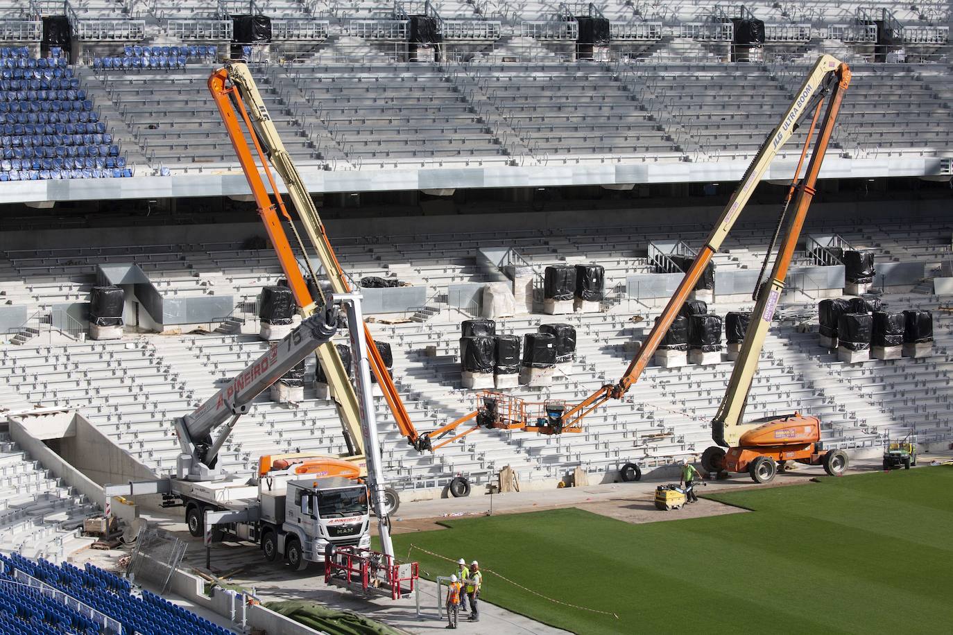 Fotos: Los nuevos asientos llegan al estadio de Anoeta
