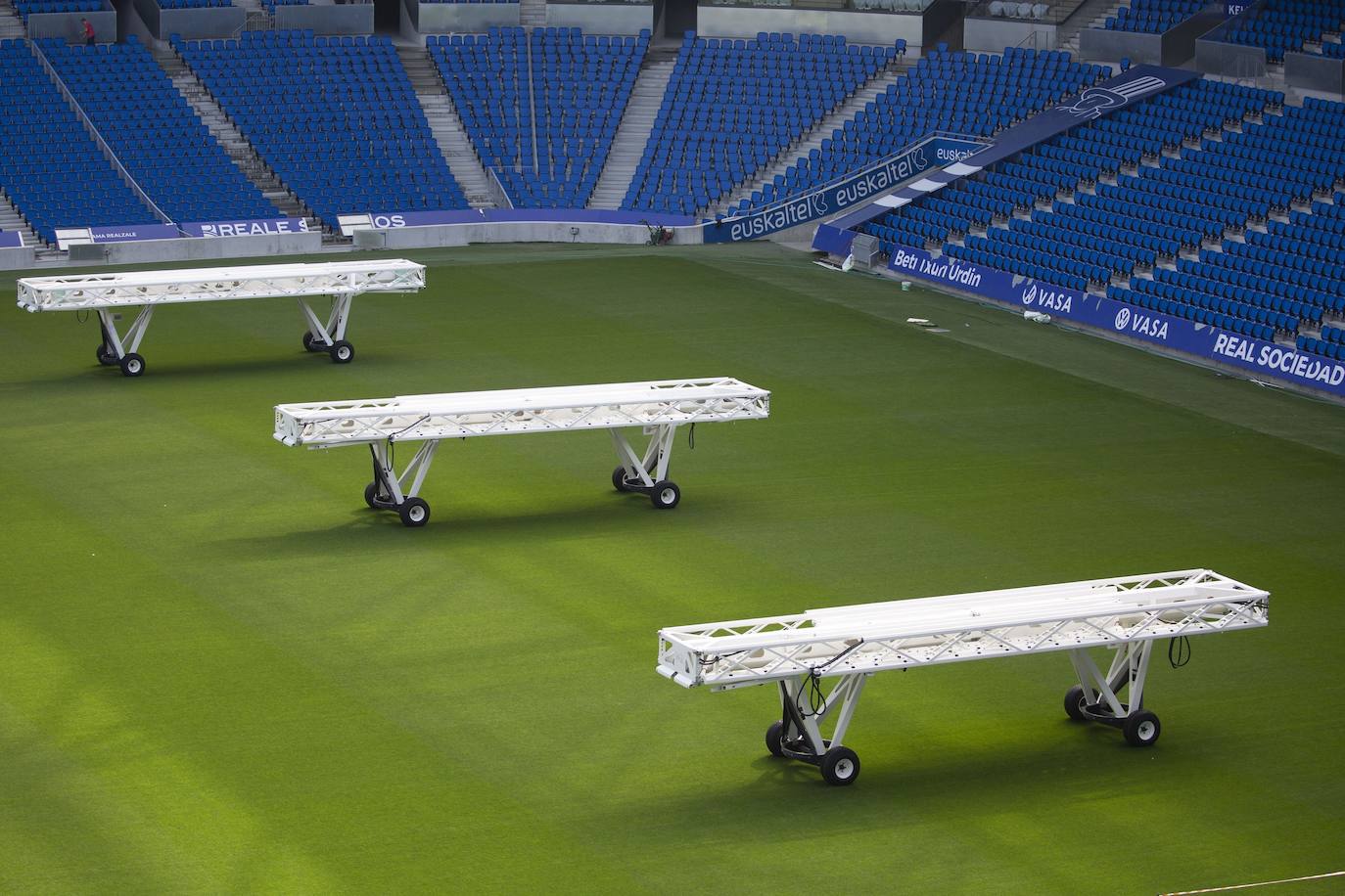 Fotos: Los nuevos asientos llegan al estadio de Anoeta