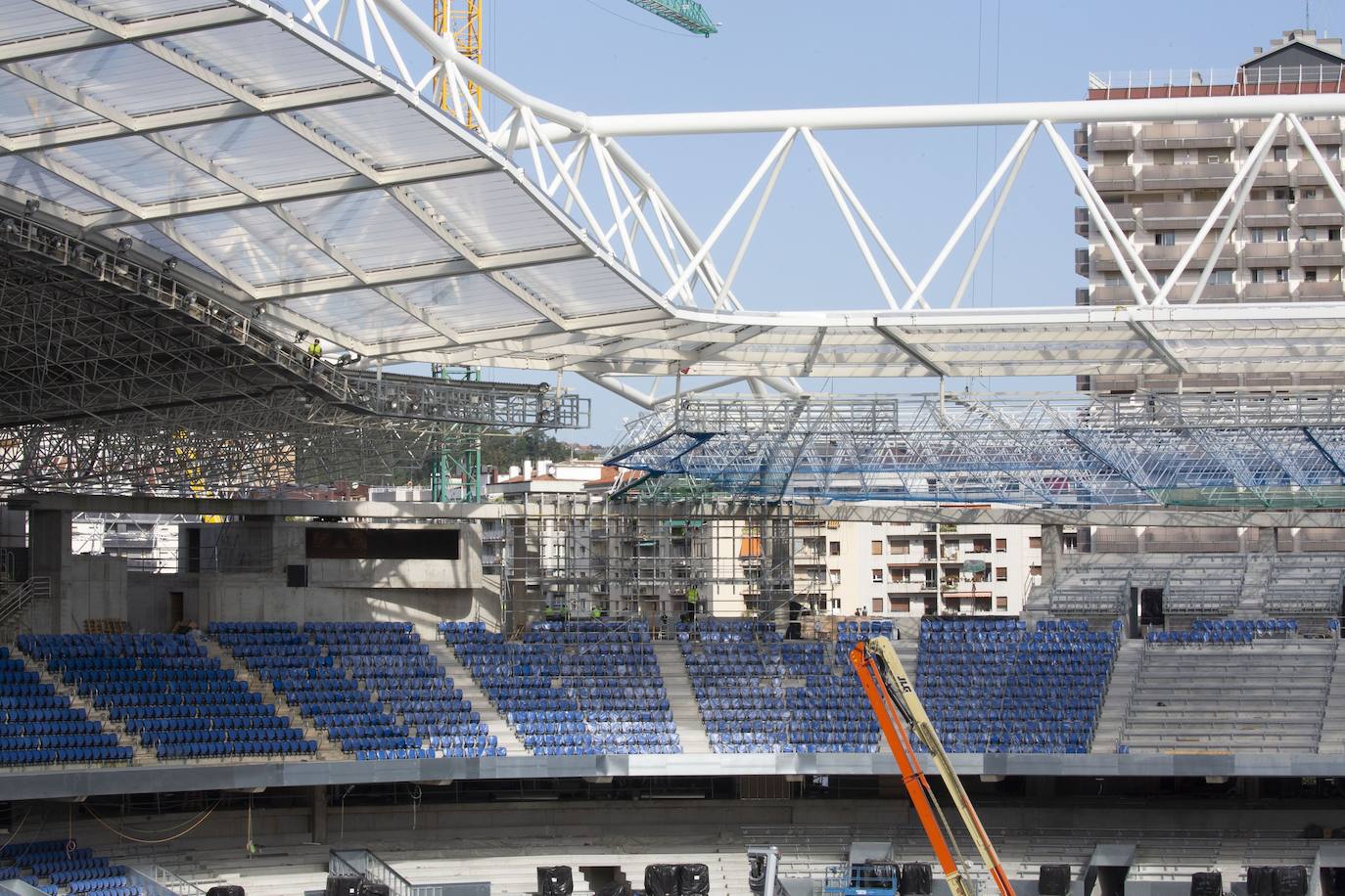 Fotos: Los nuevos asientos llegan al estadio de Anoeta
