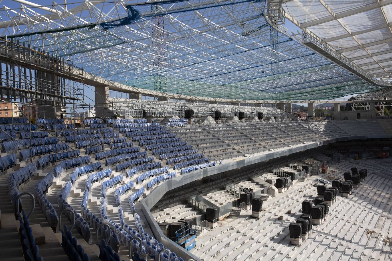 Fotos: Los nuevos asientos llegan al estadio de Anoeta