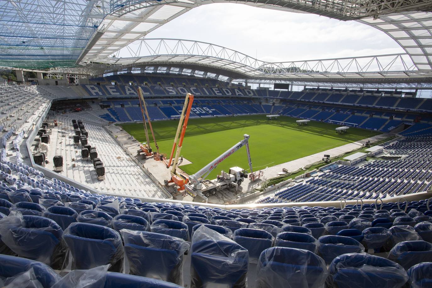 Fotos: Los nuevos asientos llegan al estadio de Anoeta