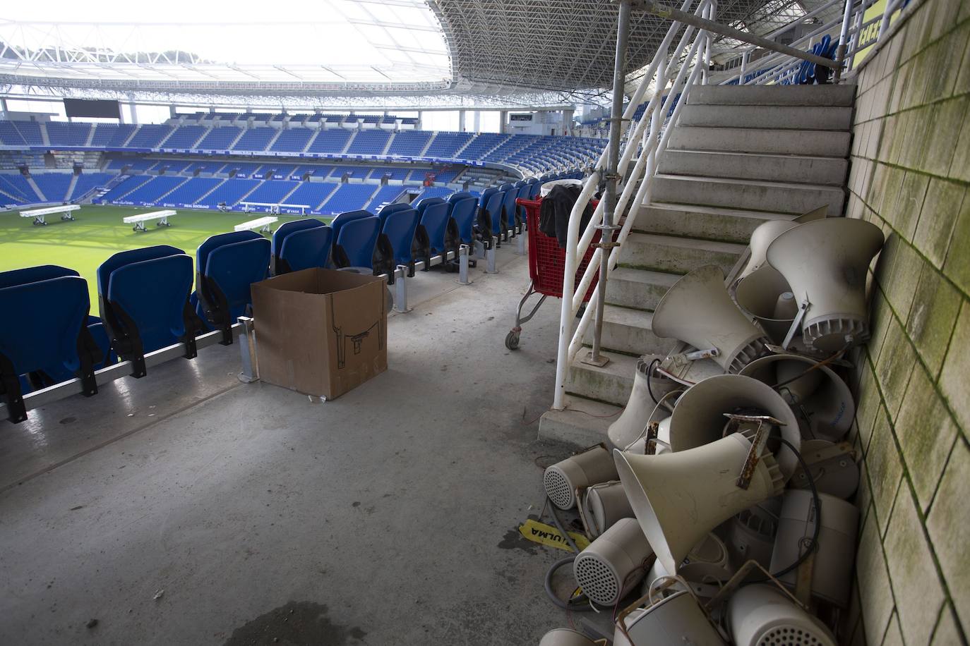 Fotos: Los nuevos asientos llegan al estadio de Anoeta