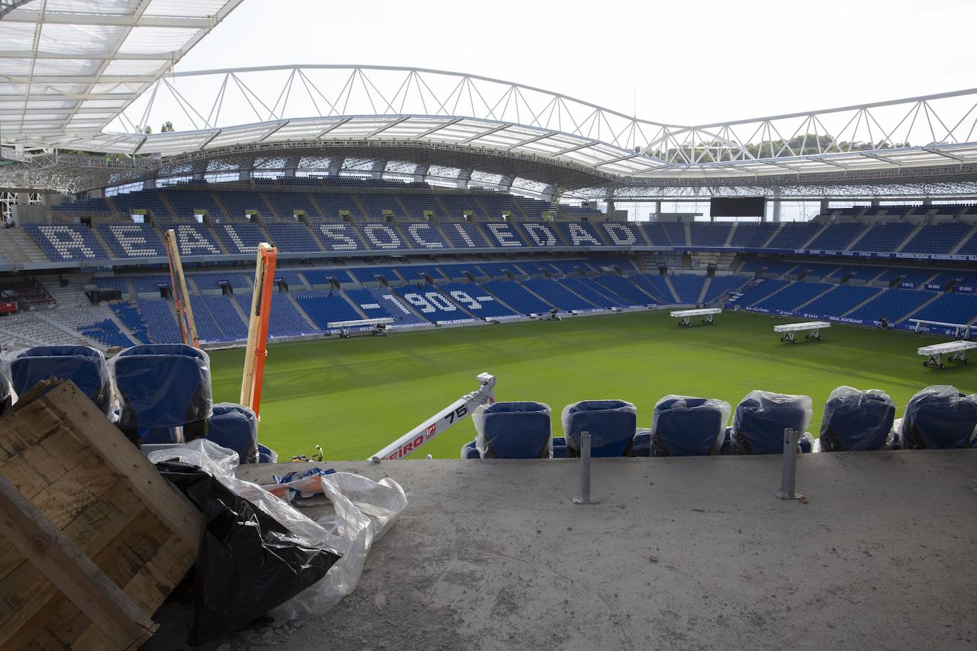 Fotos: Los nuevos asientos llegan al estadio de Anoeta