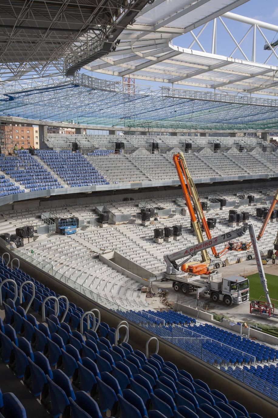 Fotos: Los nuevos asientos llegan al estadio de Anoeta