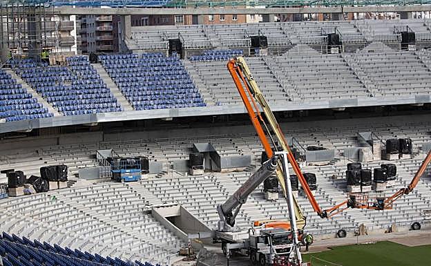Imagen. Instalación de los nuevos asientos y estado de las obras. 