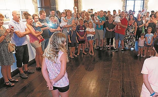 Primera edición. Participantes en el acto de bienvenida a los niños nacidos en 2017.
