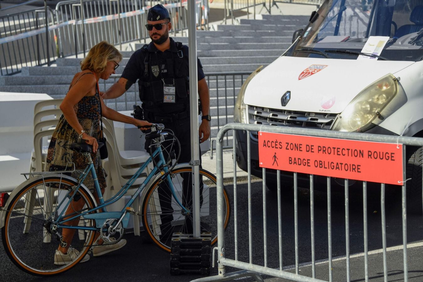 Un despliegue de seguridad sin precedentes blinda el G-7 mientras algunos ciudadanos muestran su descontento con protestas originales.